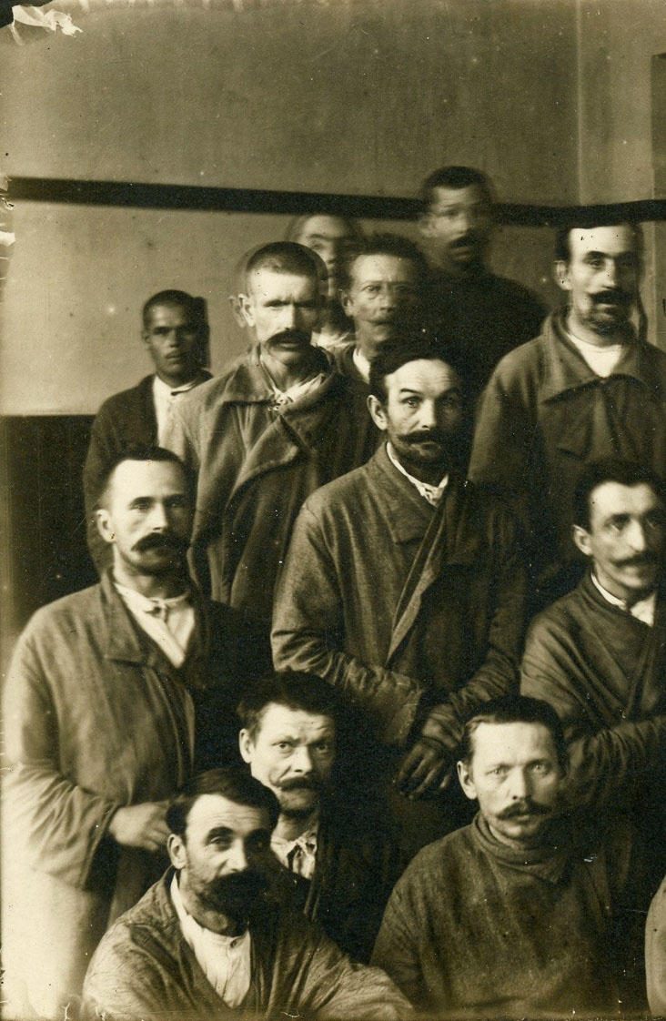 Nurse and men with Rizhskoye Obozreniye 3