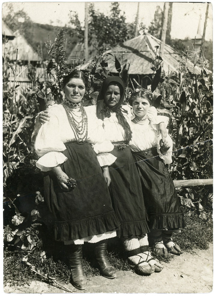 Romanian women in Sunday dress 5